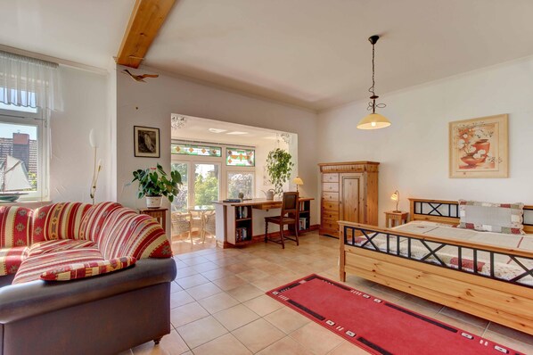 Appartement | Salle de séjour | Téléviseur, foyer