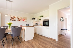 Ferienhaus (Feriendomizil SeeSand) | Eigene Küche | Kühlschrank, Hochstuhl