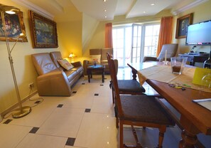 Appartement (Ferienwohnung Sonnenkliff in Groß Zi) | Woonkamer | Een televisie