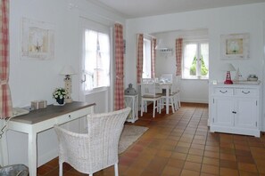 Apartment | Essbereich im Zimmer