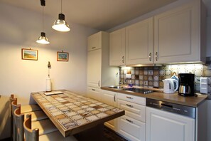 Apartment | Private kitchen | Fridge, stovetop, dishwasher, coffee/tea maker - Lorenz (Hörnum (Sylt))