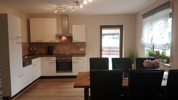 Apartemen (Eifel Dream Ferienwohnung Zingsheld) | Dapur pribadi | Lemari es, ketel listrik, peralatan masak/sendok-piring, dan meja makan