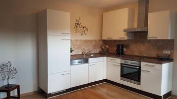 Apartemen (Eifel Dream Ferienwohnung Zingsheld) | Dapur pribadi | Lemari es, ketel listrik, peralatan masak/sendok-piring, dan meja makan