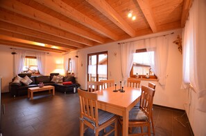 House | Living room | TV, fireplace - Augusta (Lechbruck)