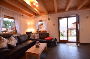 Ferienhaus | Wohnzimmer | Fernseher, Kamin