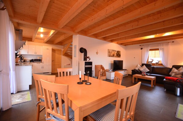 Ferienhaus | Wohnzimmer | Fernseher, Kamin