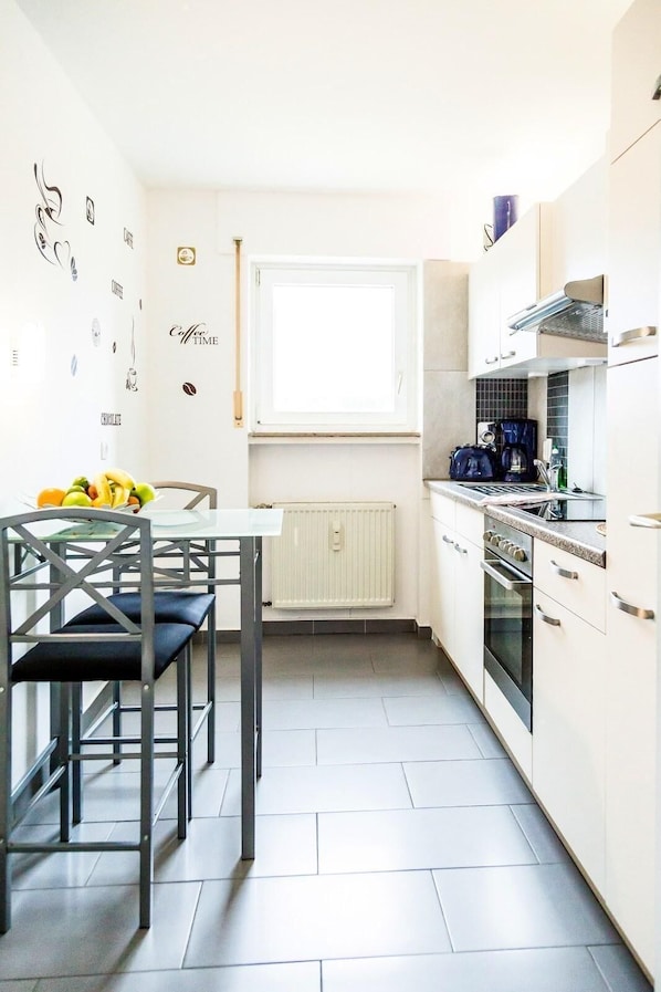 Apartment | Eigene Küche | Kühlschrank, Herdplatte