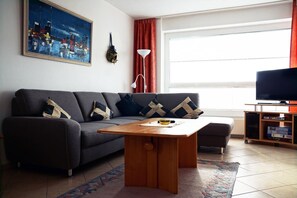 Apartment | Wohnzimmer | Fernseher, DVD-Player