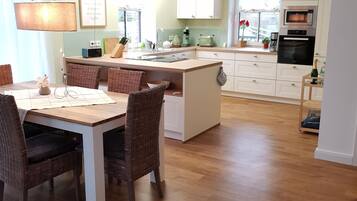 Ferienhaus | Eigene Küche | Kühlschrank, Mikrowelle, Herdplatte, Geschirrspüler