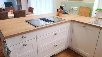 Ferienhaus | Eigene Küche | Kühlschrank, Mikrowelle, Herdplatte, Geschirrspüler