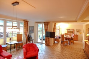Ferienhaus | Wohnzimmer | Fernseher, Kamin