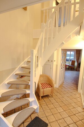 Ferienhaus | Wohnzimmer | Fernseher, Kamin