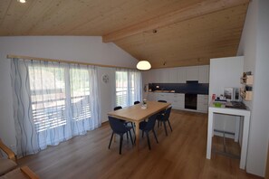 Apartamento | Cozinha privada | Geladeira, micro-ondas, cooktop, lava-louças