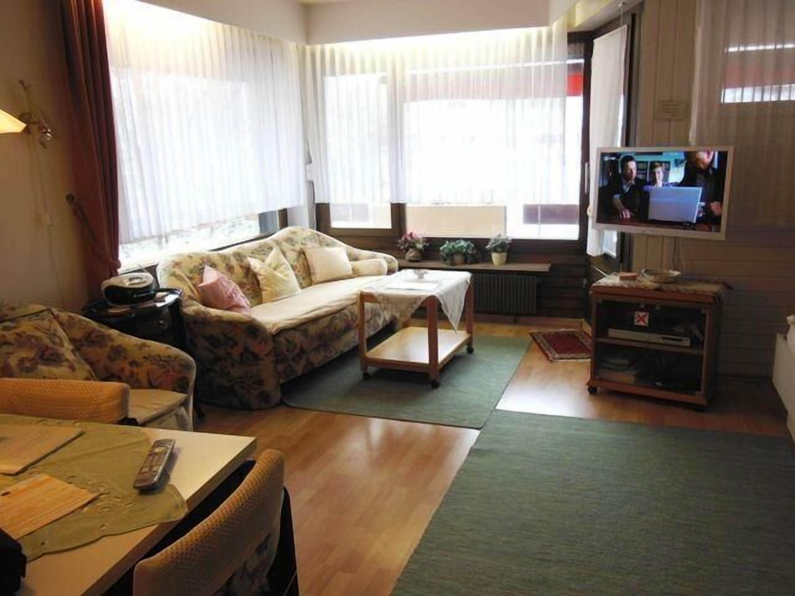 Apartment (Appartement 124) | Living room | TV