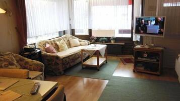 Căn hộ (Appartement 124) | Phòng khách | TV