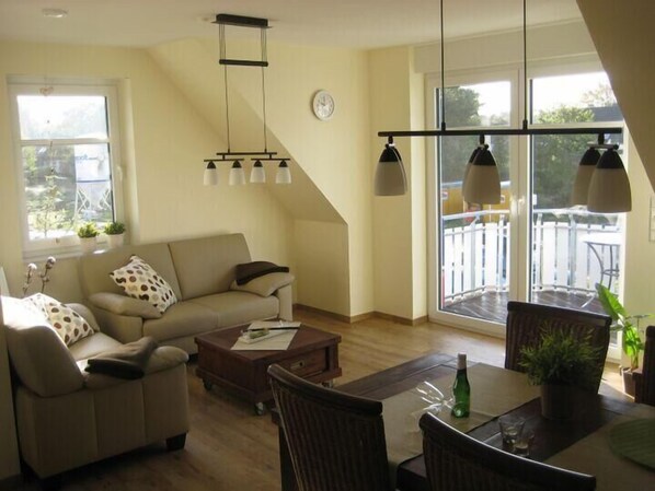 Apartment | Wohnzimmer | Fernseher, DVD-Player