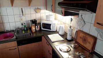 Rumah | Dapur pribadi | Lemari es, microwave, kompor, dan mesin pembuat kopi/teh