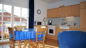 Appartamento | Cucina privata | Macchina per tè/caffè, frigorifero, microonde, piano cottura