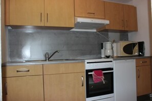 Appartement | Cuisine privée | Réfrigérateur, micro-ondes, plaque de cuisson, cafetière/bouilloire