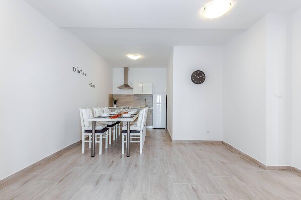 Villa | Cocina privada | Refrigerador, microondas, parrilla de estufa y lavavajillas 