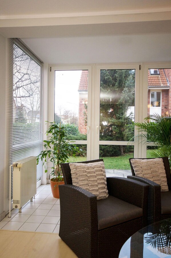 Apartment | Wohnzimmer | Fernseher, DVD-Player