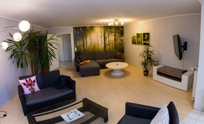 Apartment | Wohnzimmer | Fernseher, DVD-Player