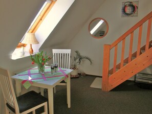 Apartment | Wohnzimmer | Fernseher, DVD-Player