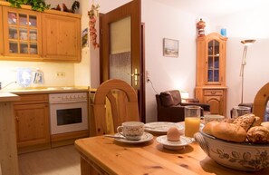 Apartment | Private kitchen | Fridge, microwave, stovetop, coffee/tea maker - Land und Meer Whg. 24 (Cuxhaven)