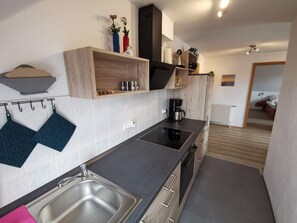 Apartamento | Cocina privada | Frigorífico, microondas y cafetera o tetera