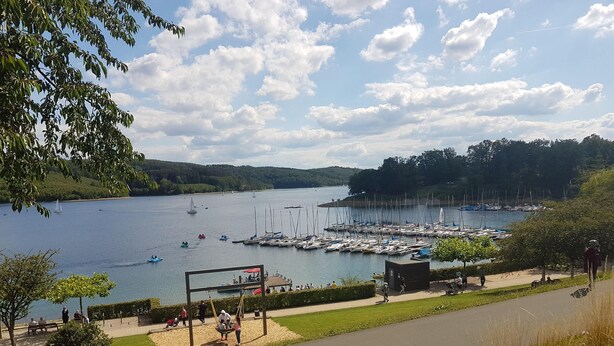A lakeside park with a playground, walking paths, and a marina with boats. - Haus Panoramablick (Sundern)