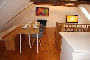 Apartamento | Cozinha privada | Geladeira, cooktop, lava-louças, cafeteira/chaleira