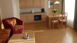 Apartment | Living room | TV - Haus Sonnenschein - Ferienwohnungen Typ G (Göhren)