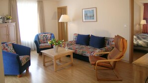 Apartment | Living room | TV - Haus Sonnenschein - Ferienwohnungen Typ G (Göhren)