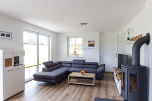 Apartment | Living room | TV, fireplace - Ferienhaus Wiesengrund (Dranske)