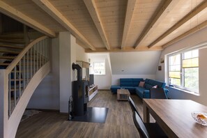 Apartment | Wohnzimmer | Fernseher, Kamin