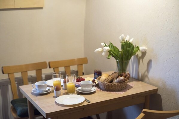 Apartment | Eigene Küche | Kühlschrank, Mikrowelle, Herdplatte, Wasserkocher mit Kaffee-/Teezubehör