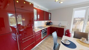 Appartement | Cuisine privée | Réfrigérateur, four à micro-ondes, surface de cuisson, lave-vaisselle