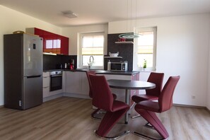 Apartamento | Cocina privada | Frigorífico, microondas, placa de cocina y lavavajillas