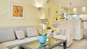 Apartment | Wohnzimmer | Fernseher, DVD-Player