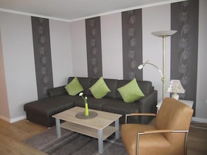 Apartment (Berliner Hof - HOF/307) | Wohnzimmer | 32-Zoll-LCD-Fernseher mit Digitalempfang, Fernseher