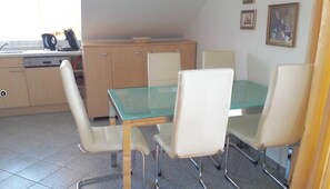 Apartment | Eigene Küche | Kühlschrank, Geschirrspüler, Wasserkocher mit Kaffee-/Teezubehör