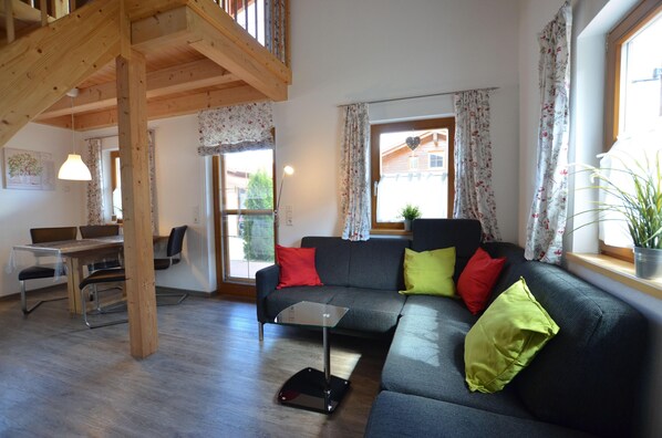 Talo | Olohuone | Televisio, takka