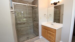Douche, serviettes fournies