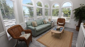 Een televisie, een open haard en een stereo