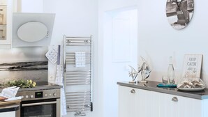 Apartment | Private kitchen | Coffee/tea maker, fridge, stovetop, dishwasher - Freie Sicht - Das Nordsee-gesundheitshaus 2 (Dagebuell)