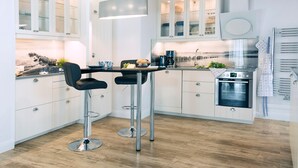 Apartment | Private kitchen | Coffee/tea maker, fridge, stovetop, dishwasher - Freie Sicht - Das Nordsee-gesundheitshaus 2 (Dagebuell)