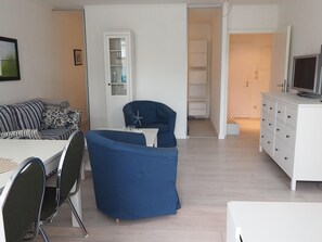 Apartment | Wohnzimmer | Fernseher, DVD-Player