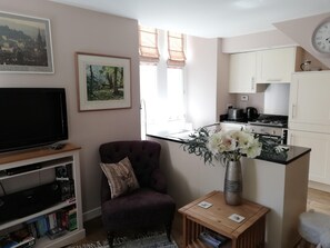 Apartment (The Scriptorium Garden) | Wohnzimmer | Fernseher