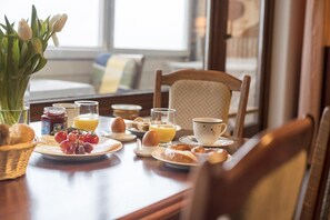 Apartamento | Cozinha privada | Geladeira, cooktop, lava-louças, cafeteira/chaleira