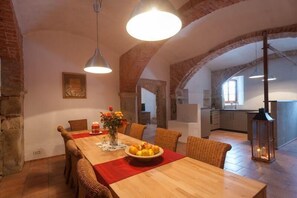 Apartment | Eigene KĂŒche | KĂŒhlschrank, Mikrowelle, Herdplatte, GeschirrspĂŒler